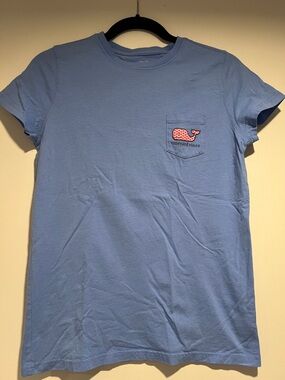 Vineyard Vines Men's Sky Blue Pocket Tee with Pink Whale